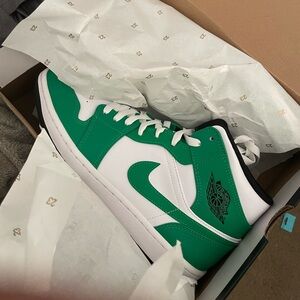 Jordan 1s Dark Green Worn Once.